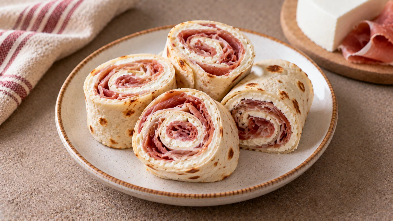 Piadina arrotolata con formaggio fresco e prosciutto crudo